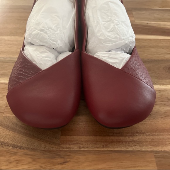 New in box Xero brand women’s flats in a raspberry color Size 9.5 - Picture 1 of 10